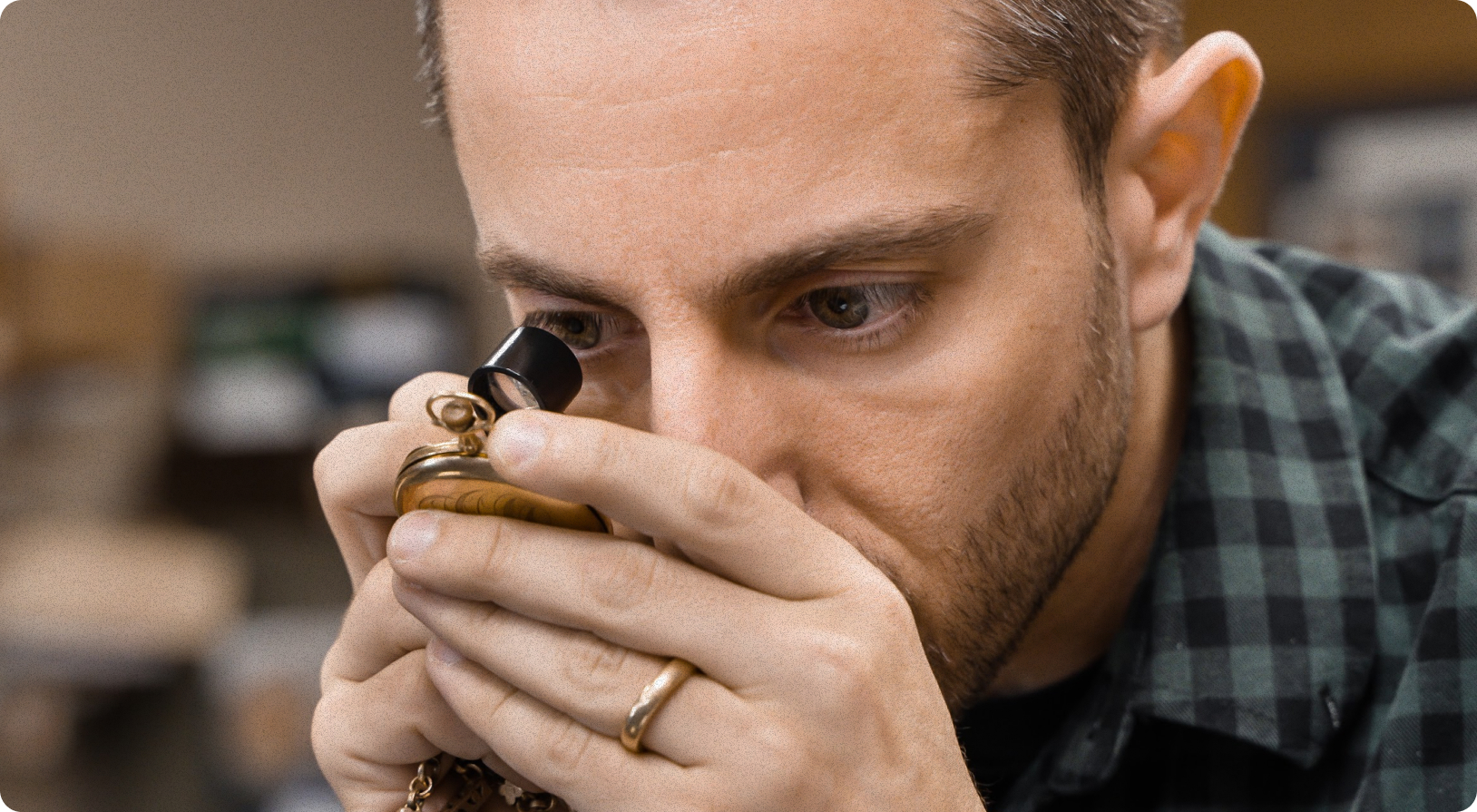 Professional gold appraiser image